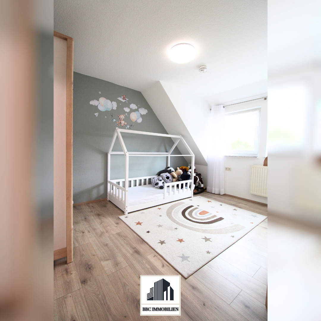 Helle Dachgeschosswohnung mit Balkon, Gartenanteil und Stellplatz in gepflegtem Mehrfamilienhaus!