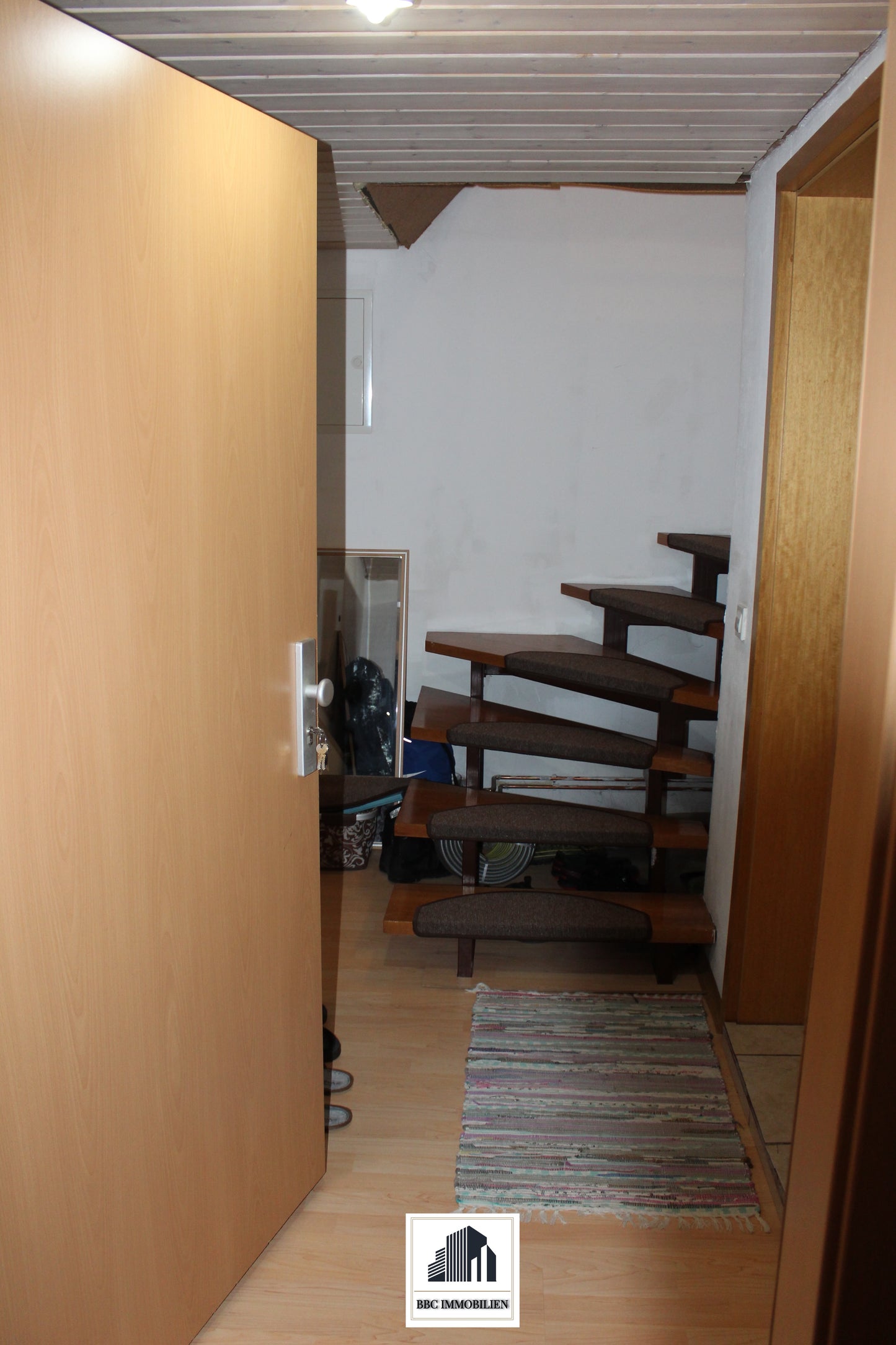 Rechte Seite eines modernen Dreifamilienhauses – Komplett saniert und vielseitig nutzbar! (72108 Ergenzingen)