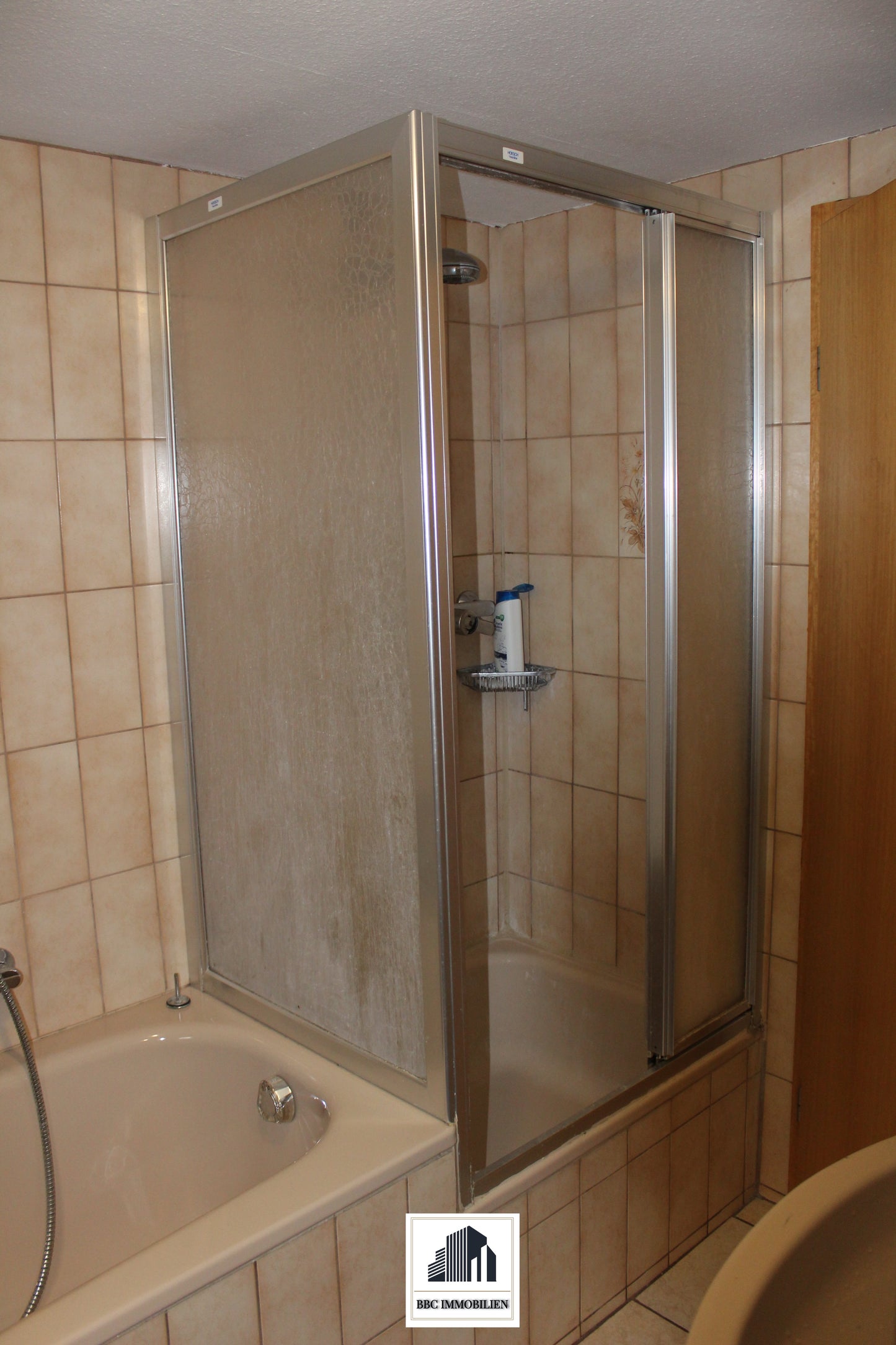 Rechte Seite eines modernen Dreifamilienhauses – Komplett saniert und vielseitig nutzbar! (72108 Ergenzingen)