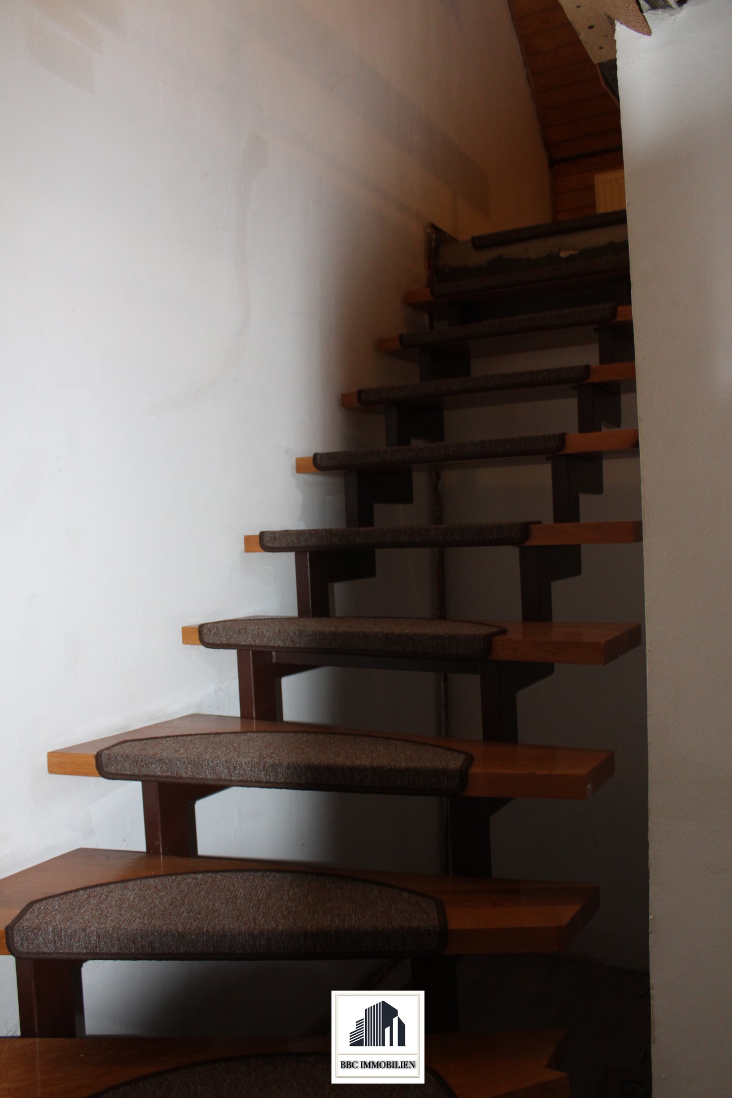 Rechte Seite eines modernen Dreifamilienhauses – Komplett saniert und vielseitig nutzbar! (72108 Ergenzingen)