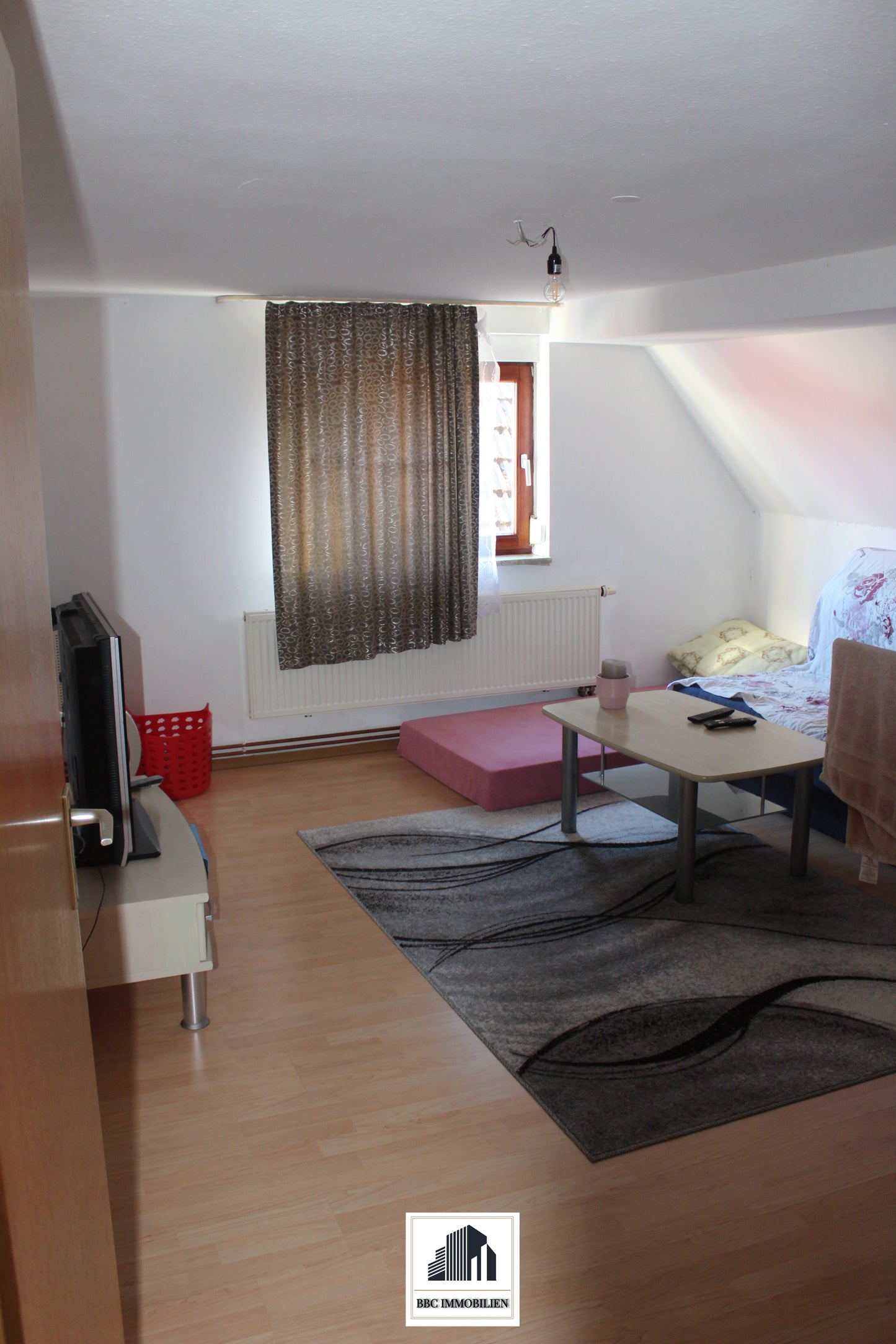 Rechte Seite eines modernen Dreifamilienhauses – Komplett saniert und vielseitig nutzbar! (72108 Ergenzingen)