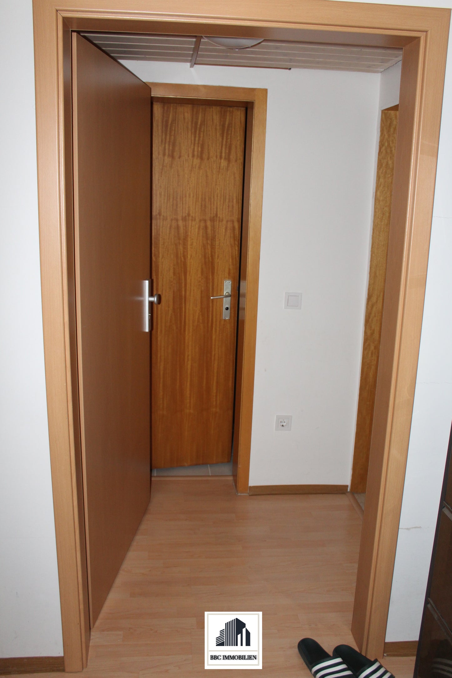 Rechte Seite eines modernen Dreifamilienhauses – Komplett saniert und vielseitig nutzbar! (72108 Ergenzingen)