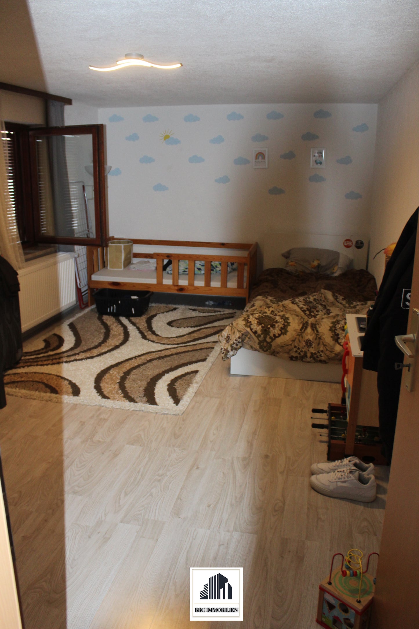 Rechte Seite eines modernen Dreifamilienhauses – Komplett saniert und vielseitig nutzbar! (72108 Ergenzingen)