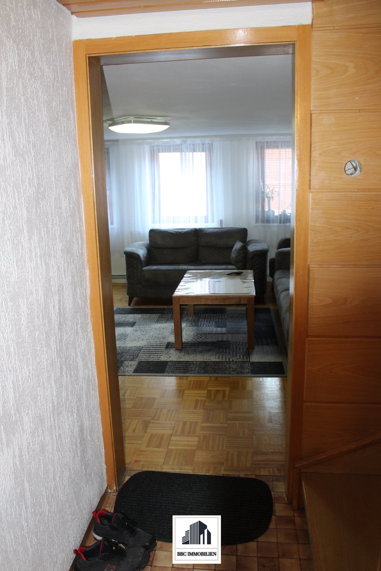 Rechte Seite eines modernen Dreifamilienhauses – Komplett saniert und vielseitig nutzbar! (72108 Ergenzingen)