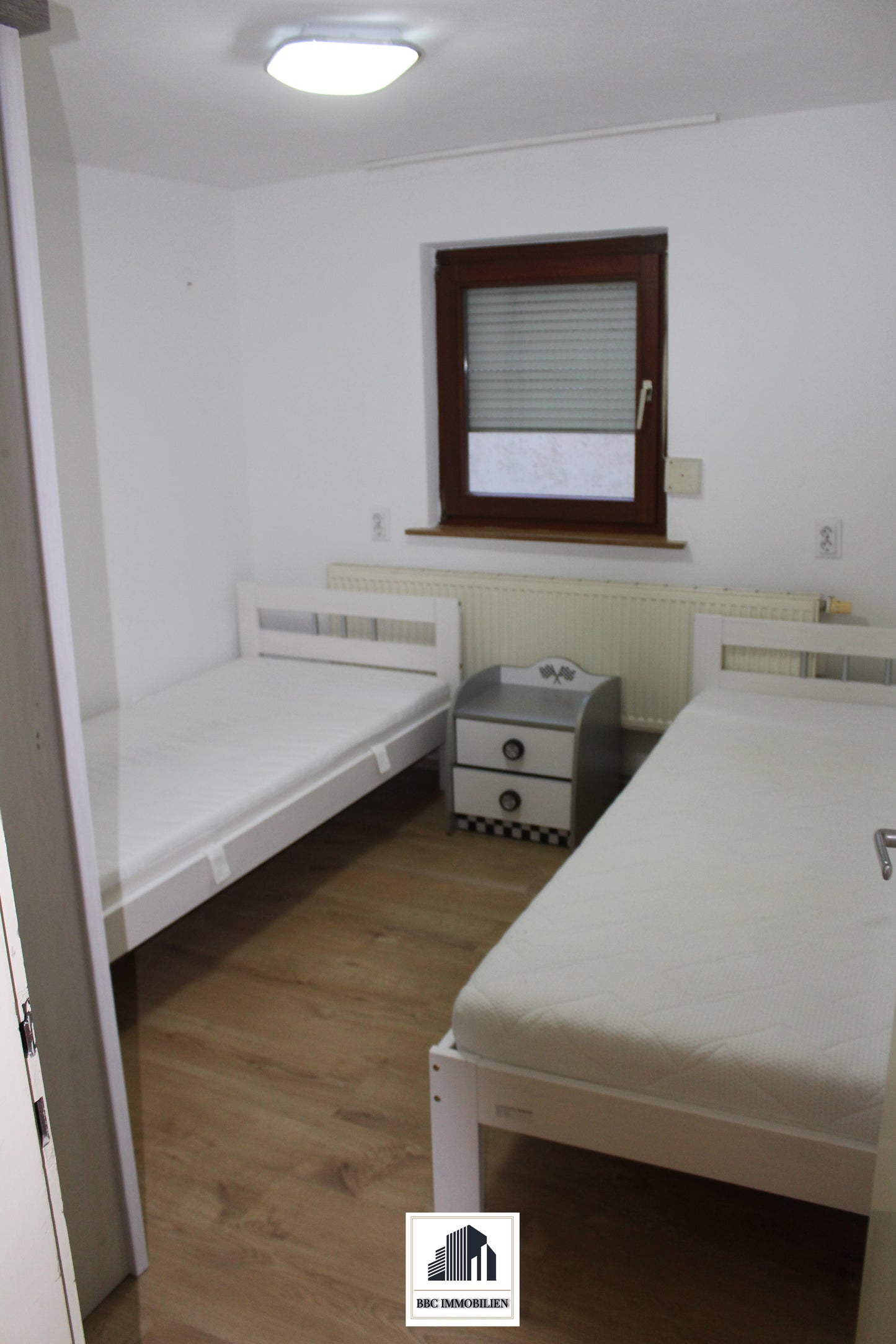 Rechte Seite eines modernen Dreifamilienhauses – Komplett saniert und vielseitig nutzbar! (72108 Ergenzingen)