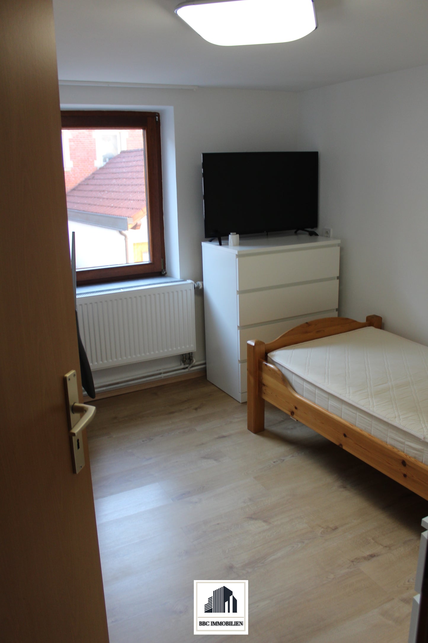 Rechte Seite eines modernen Dreifamilienhauses – Komplett saniert und vielseitig nutzbar! (72108 Ergenzingen)