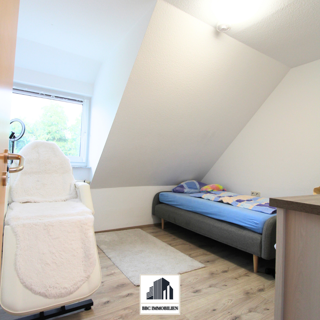 Helle Dachgeschosswohnung mit Balkon, Gartenanteil und Stellplatz in gepflegtem Mehrfamilienhaus!