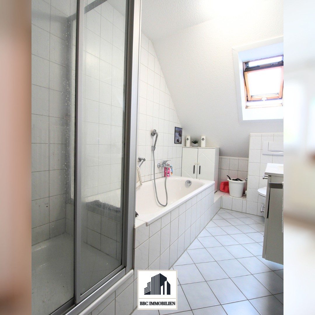 Helle Dachgeschosswohnung mit Balkon, Gartenanteil und Stellplatz in gepflegtem Mehrfamilienhaus!